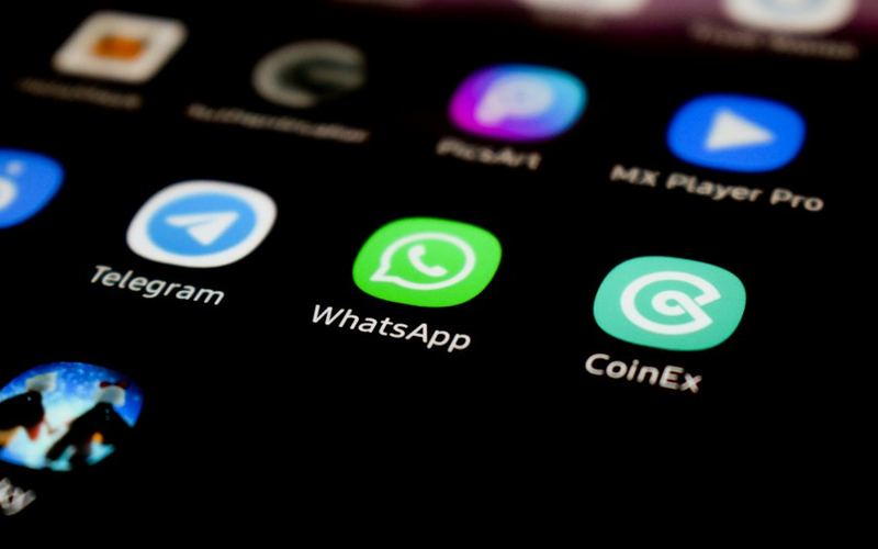 Celular com o ícone do WhatsApp na tela